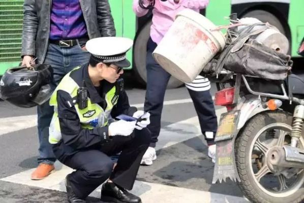 北京交警对燃油两轮摩托车违法开展专项治理工作