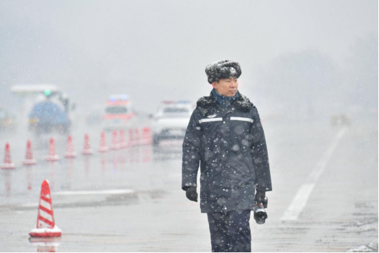 雪天交警执勤照片2