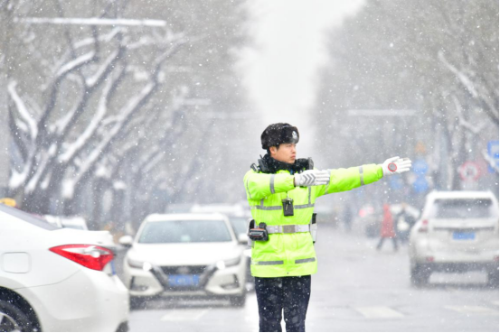 雪天交警执勤照片0