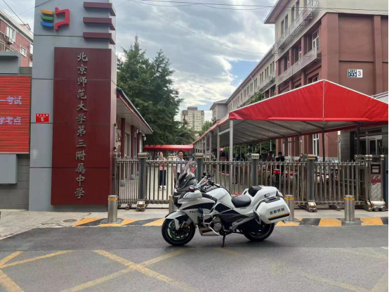 0608-忘带考试用品、打不到车着急 交警火速救场（终）471