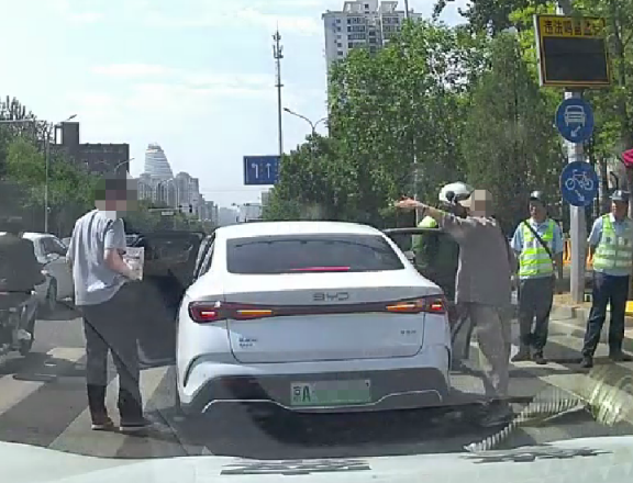 01-送考高峰与工作日重合  北京交警为11名求助考生带路534