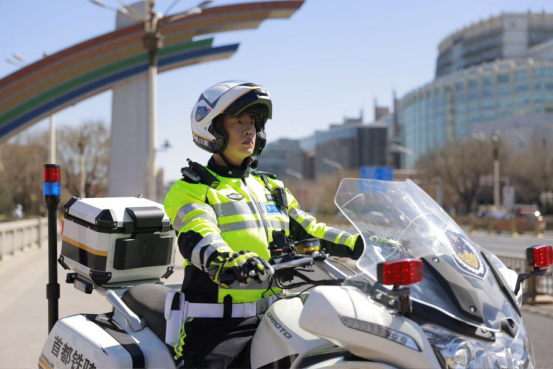铁流奔涌护京华 百骑争先立潮头——首都交警铁骑六载护航路，书写“群众至上”暖心篇章1.15改735