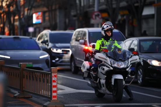 铁流奔涌护京华 百骑争先立潮头——首都交警铁骑六载护航路，书写“群众至上”暖心篇章1.15改2241