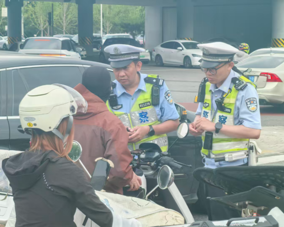 01-北京公安交管部门严查电动摩托车悬挂电动自行车号牌(1)461
