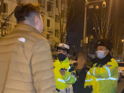 情侣路遇夜查民警胡言乱语407