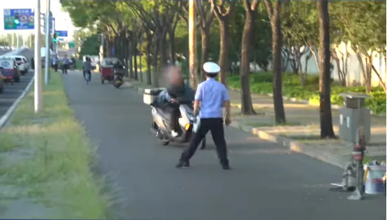 警示曝光丨不戴盔218