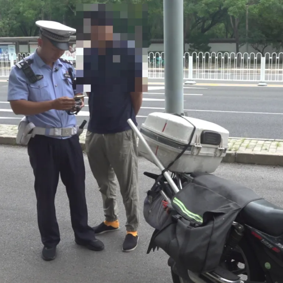 警示曝光丨没有摩托车驾驶证的他不戴头盔挡着号牌把车骑进了非机动车道252