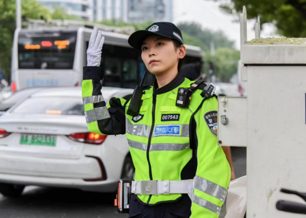女警护学岗暖心“警”色浓 一校一策 守护平安求学路540