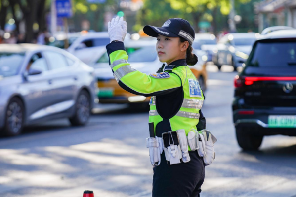 女警护学岗暖心“警”色浓 一校一策 守护平安求学路1072