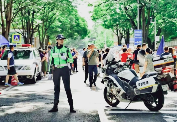女警护学岗暖心“警”色浓 一校一策 守护平安求学路1135