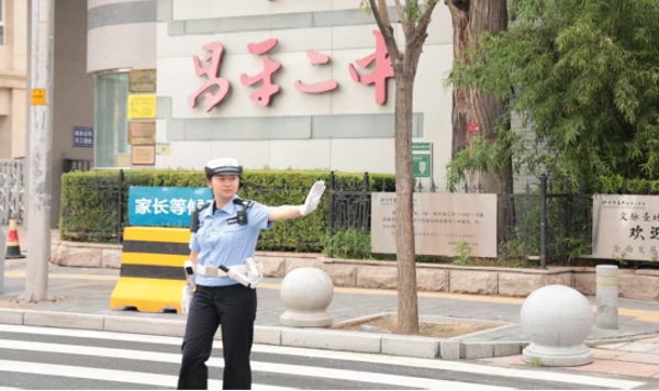女警护学岗暖心“警”色浓 一校一策 守护平安求学路2763