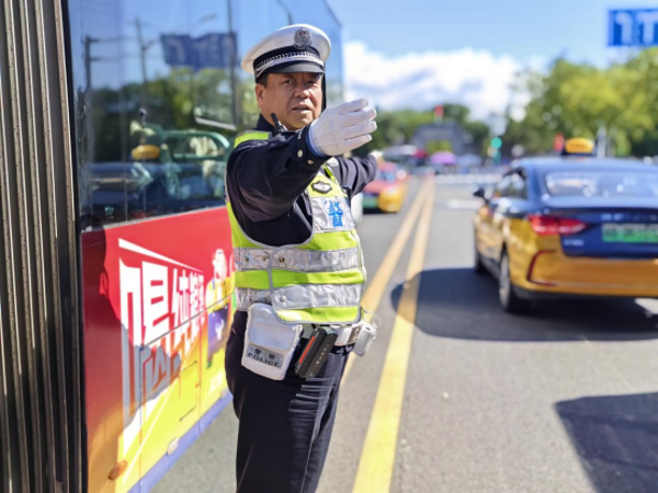 一万五千天忠诚写就寻常巷陌四十载春秋丹心映照金色盾牌1.28196