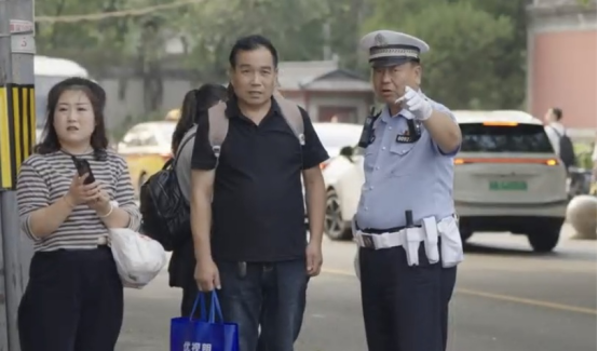 一万五千天忠诚写就寻常巷陌四十载春秋丹心映照金色盾牌1.28518