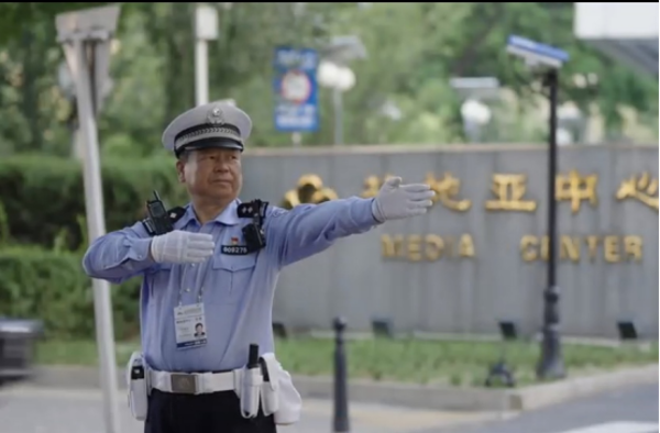 一万五千天忠诚写就寻常巷陌四十载春秋丹心映照金色盾牌1.281210