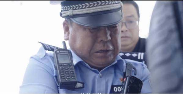 一万五千天忠诚写就寻常巷陌四十载春秋丹心映照金色盾牌1.282165