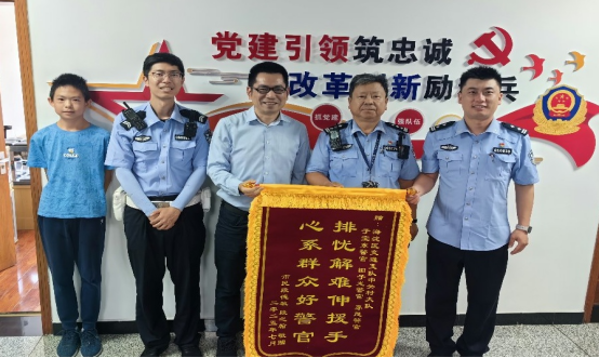 一万五千天忠诚写就寻常巷陌四十载春秋丹心映照金色盾牌1.282355