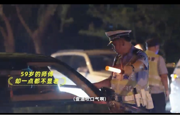 一万五千天忠诚写就寻常巷陌四十载春秋丹心映照金色盾牌1.282752