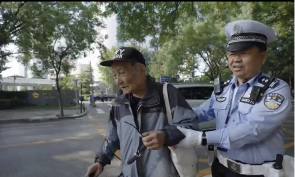 一万五千天忠诚写就寻常巷陌四十载春秋丹心映照金色盾牌1.284489