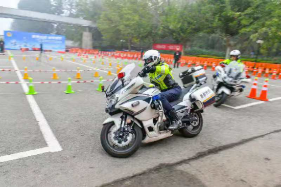 铁骑作笔 柔情为墨 她在京华画卷上写下平安1040