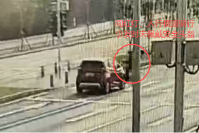 02-昨日 电动自行车闯红灯又酿惨剧233