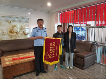 争分夺秒 交警叔叔“狂飙”护送孩子就医93