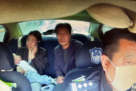 争分夺秒 交警叔叔“狂飙”护送孩子就医402