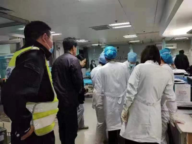 争分夺秒 交警叔叔“狂飙”护送孩子就医411