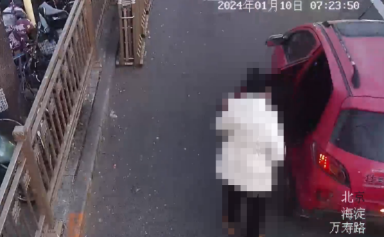 无牌无证揽客乱行 “黑摩的”驾驶人被双139