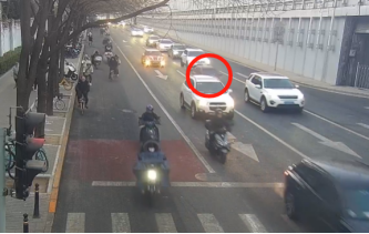 无牌无证揽客乱行 “黑摩的”驾驶人被双563
