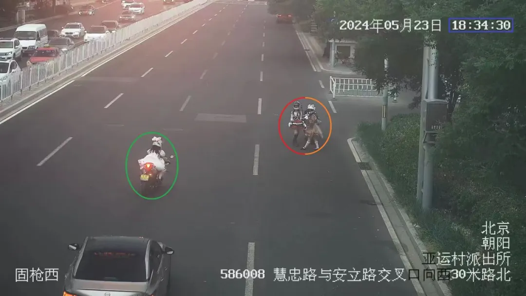 警示曝光丨三女子骑摩托车穿行隧道拍照378