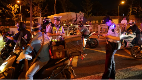 警示曝光丨飙车240