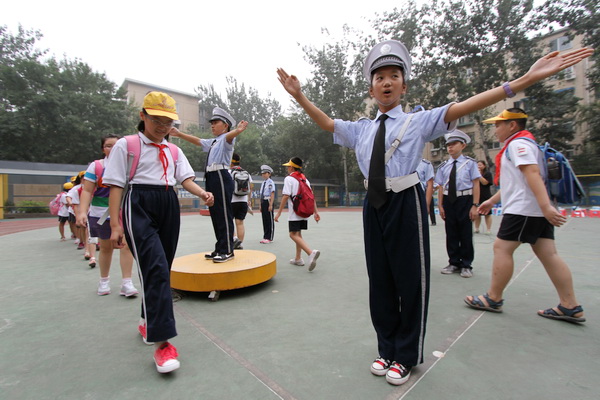 日前,朝阳交通支队民警来到酒仙桥二小,团结湖二小,将"交通安全"送到