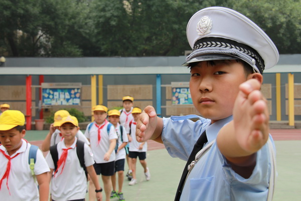 日前,朝阳交通支队民警来到酒仙桥二小,团结湖二小,将"交通安全"送到