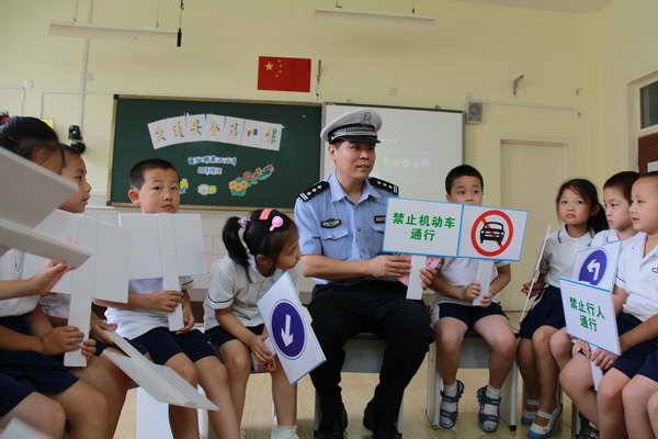 日前,朝阳交通支队民警来到酒仙桥二小,团结湖二小,将"交通安全"送到